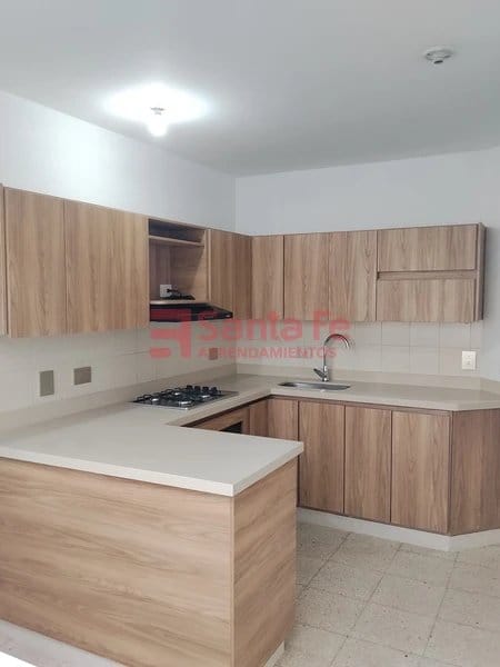Casa de 5 alcobas en arriendo en Transversal Superior, Medellín, 330 m² · foto 6 de 10