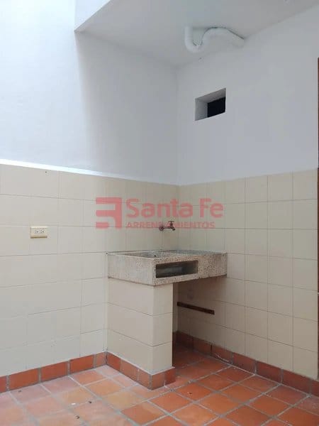 Casa de 5 alcobas en arriendo en Transversal Superior, Medellín, 330 m² · foto 7 de 10
