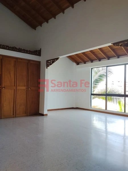 Casa de 5 alcobas en arriendo en Transversal Superior, Medellín, 330 m² · foto 9 de 10