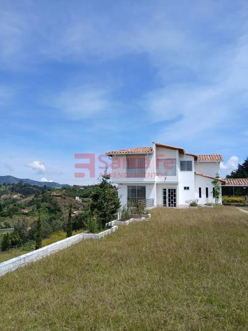 Casa de 3 alcobas en arriendo en Chagualo, Marinilla, 310 m² · foto 2 de 10