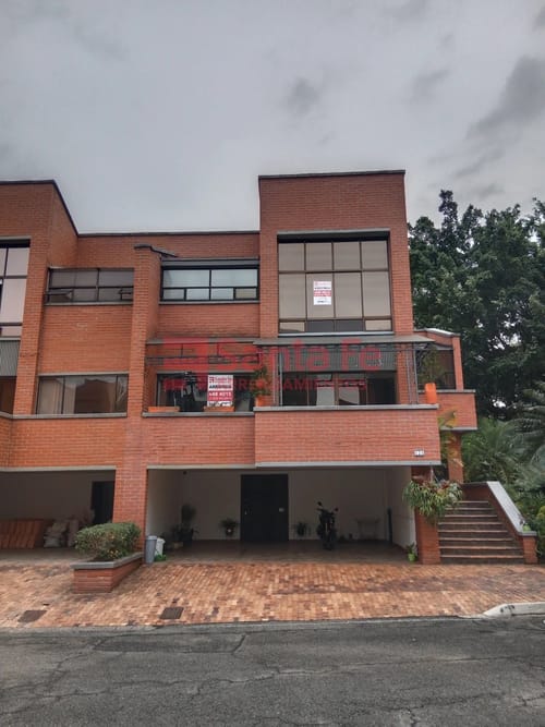 Casa de 4 alcobas en arriendo en La Visitación, Medellín, 340 m² · foto 2 de 10