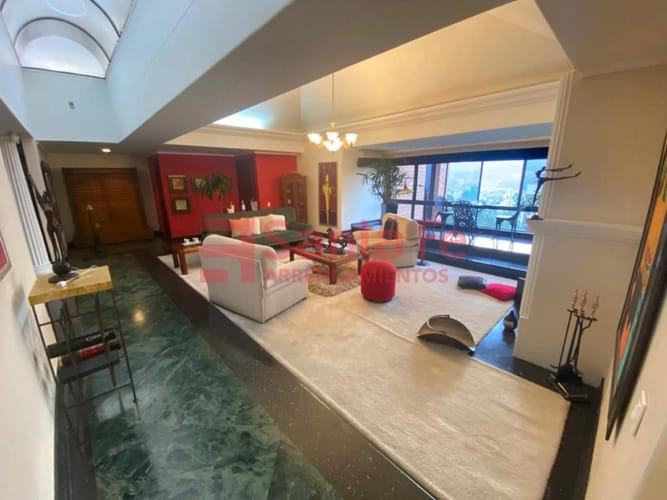 Apartamento de 4 alcobas en arriendo en Las Lomas No.2, Medellín, 240 m² · foto 2 de 10