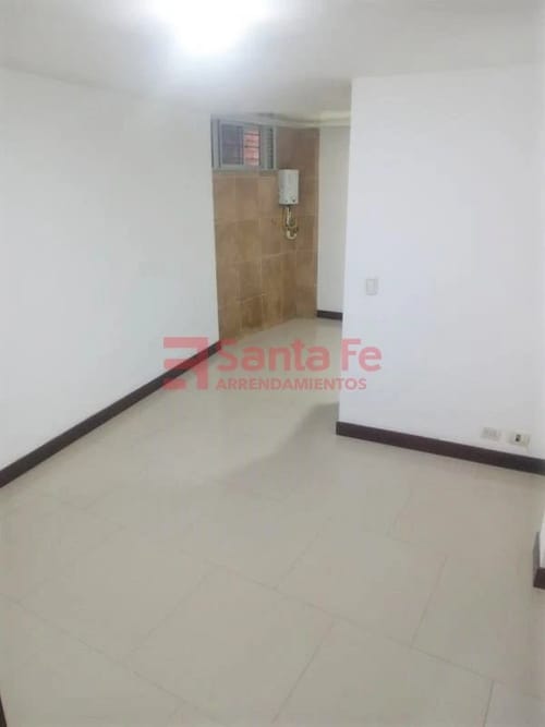 Apartamento de 2 alcobas en arriendo en Los Naranjos, Medellín, 55 m² · foto 2 de 10