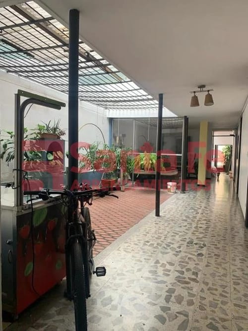 Casa de 5 alcobas en venta en Boston, Medellín, 298 m² · foto 3 de 10