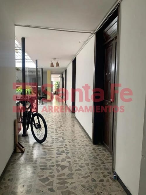 Casa de 5 alcobas en venta en Boston, Medellín, 298 m² · foto 4 de 10