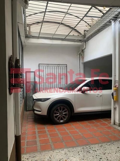 Casa de 8 alcobas en venta en Boston, Medellín, 398 m² · foto 3 de 10