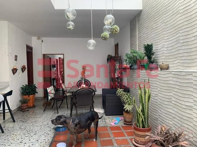Casa de 8 alcobas en venta en Boston, Medellín, 398 m² · foto 5 de 10
