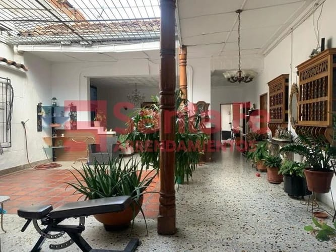 Casa de 8 alcobas en venta en Boston, Medellín, 398 m² · foto 6 de 10