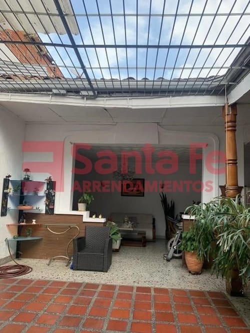 Casa de 8 alcobas en venta en Boston, Medellín, 398 m² · foto 7 de 10