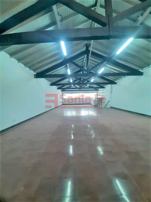 Bodega en arriendo en Perpetuo Socorro, Medellín, 140 m² · foto 3 de 9