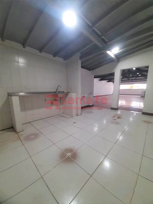 Bodega en arriendo en Perpetuo Socorro, Medellín, 140 m² · foto 4 de 9