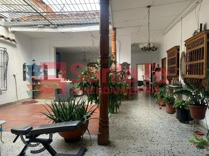 Casa de 8 alcobas en venta en Boston, Medellín, 398 m² · foto 9 de 10