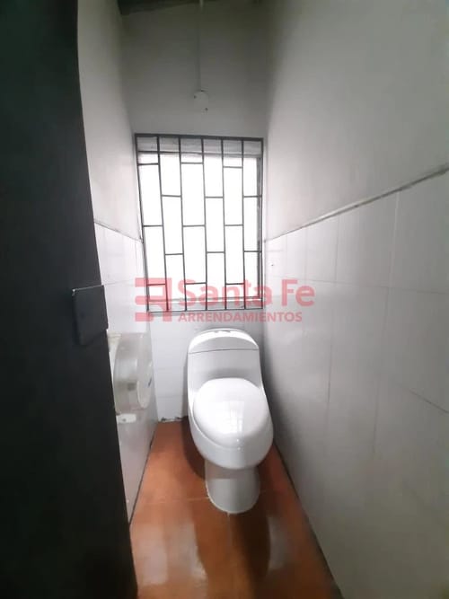Bodega en arriendo en Perpetuo Socorro, Medellín, 140 m² · foto 8 de 9