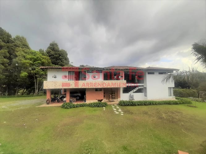 Casa de 5 alcobas en arriendo en Media Luna, Medellín, 500 m² · foto 2 de 10