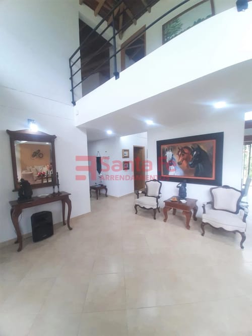 Casa de 5 alcobas en arriendo en Media Luna, Medellín, 500 m² · foto 3 de 10