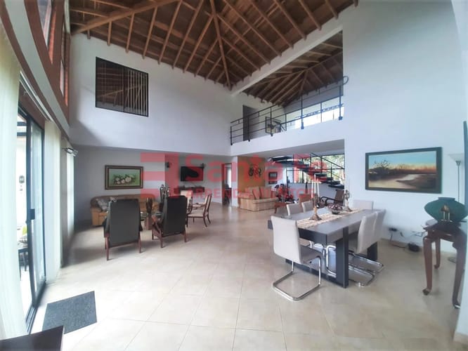 Casa de 5 alcobas en arriendo en Media Luna, Medellín, 500 m² · foto 4 de 10