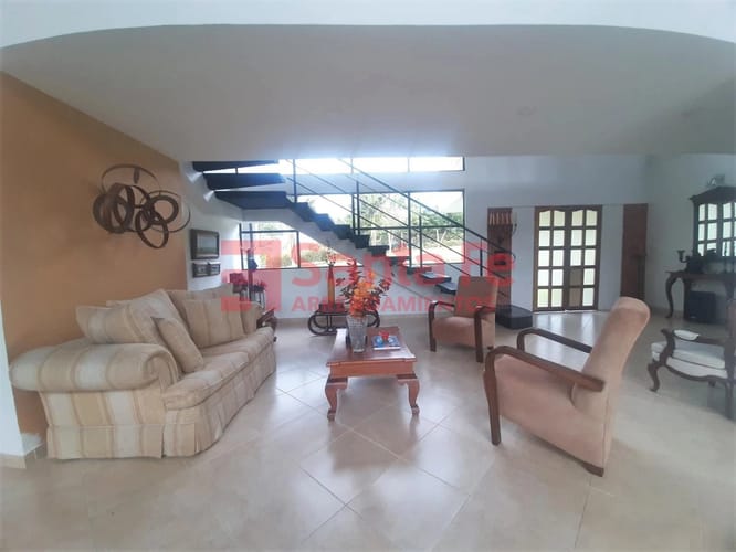 Casa de 5 alcobas en arriendo en Media Luna, Medellín, 500 m² · foto 5 de 10
