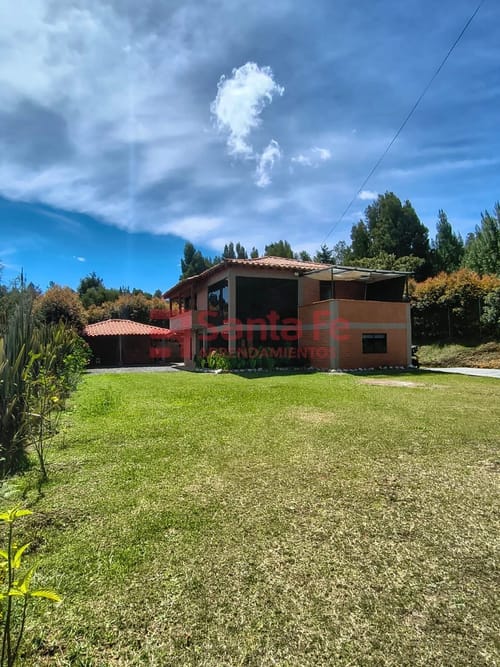 Casa de 4 alcobas en arriendo en El Jardin, Medellín, 300 m² · foto 2 de 10