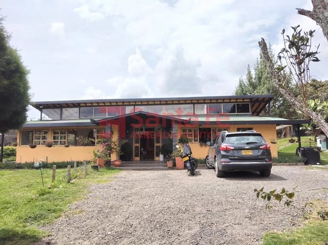 Casa de 5 alcobas en arriendo en Piedras Blancas-Matasano, Medellín, 364 m² · foto 2 de 10