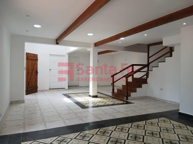 Casa de 3 alcobas en arriendo en San Ignacio, Medellín, 250 m² · foto 2 de 10