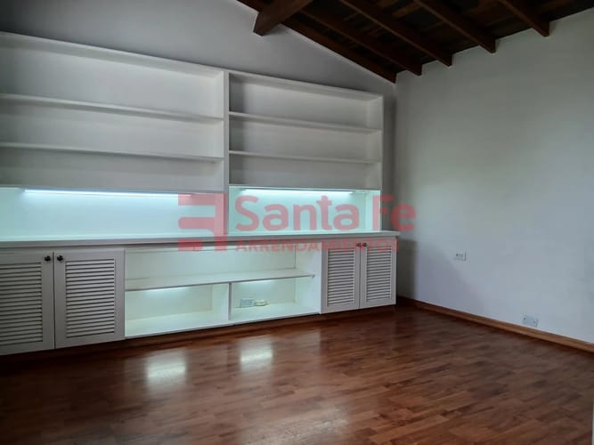 Casa de 3 alcobas en arriendo en San Ignacio, Medellín, 250 m² · foto 8 de 10