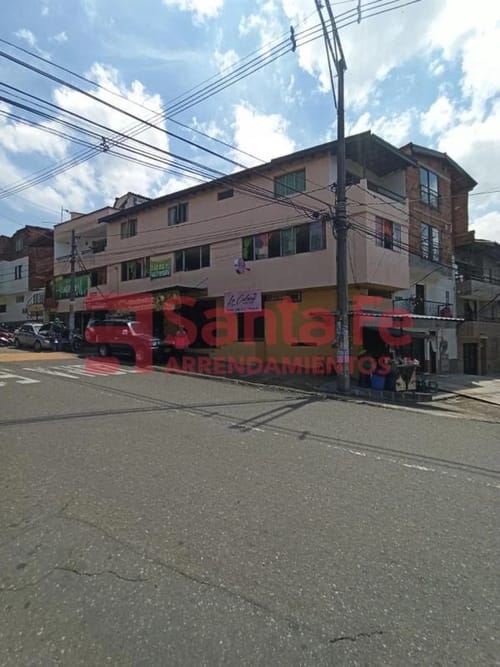 Casa de 6 alcobas en venta en El Castillo, Medellín, 648 m² · foto 2 de 10