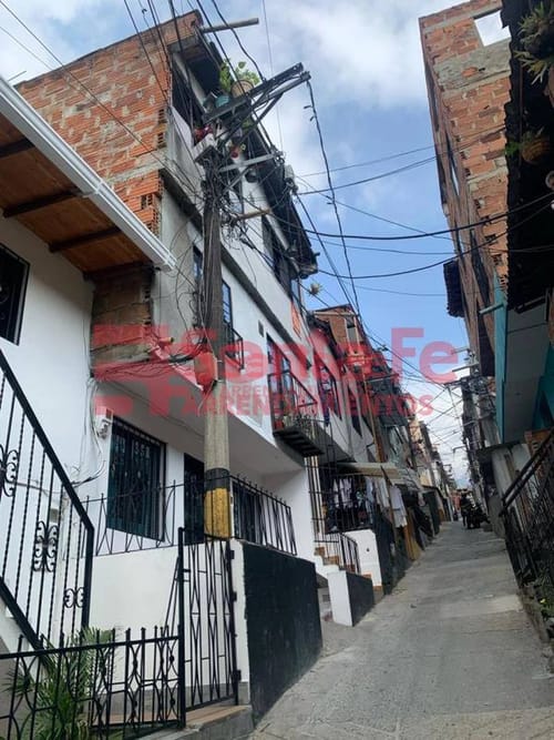 Casa de 6 alcobas en venta en Francisco Antonio Zea, Medellín, 117 m² · foto 2 de 10