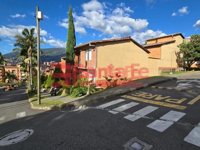 Casa de 4 alcobas en venta en Camino Verde, Envigado, 134 m² · foto 2 de 10
