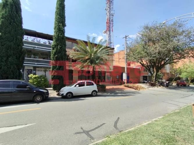 Casa de 4 alcobas en venta en Estadio, Medellín, 144 m² · foto 2 de 10