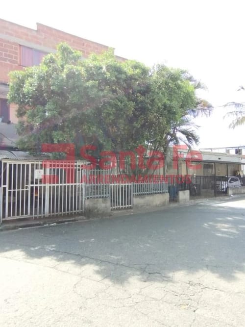 Casa de 6 alcobas en venta en Florencia, Medellín, 138 m² · foto 2 de 10