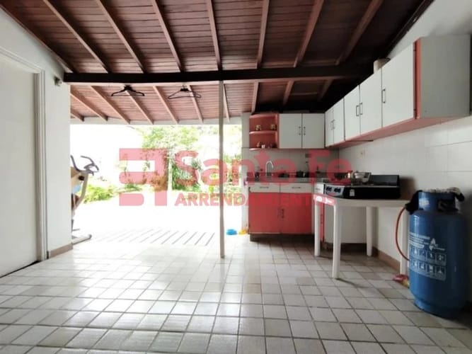 Casa de 7 alcobas en venta en Estadio, Medellín, 1274 m² · foto 7 de 10