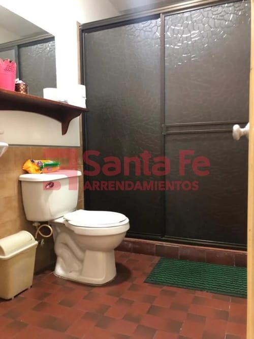Casa de 11 alcobas en venta en Los Naranjos, Itagüí, 290 m² · foto 9 de 10