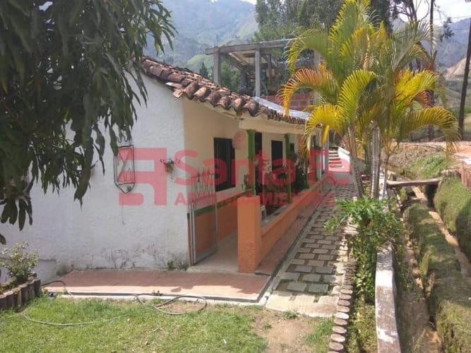 Casa de 5 alcobas en venta en Suarez, Bello, 241 m² · foto 2 de 6