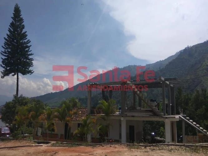 Casa de 5 alcobas en venta en Suarez, Bello, 241 m² · foto 4 de 6