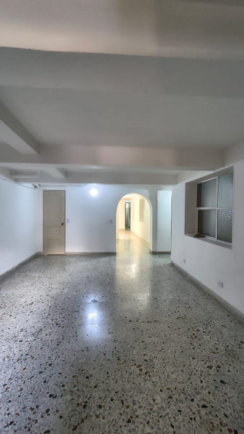 Casa de 20 alcobas en arriendo en Prado, Medellín, 698 m² · foto 2 de 24