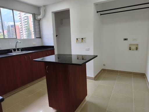 Apartamento de 2 alcobas en arriendo en Castropol, Medellín, 93 m² · foto 3 de 20