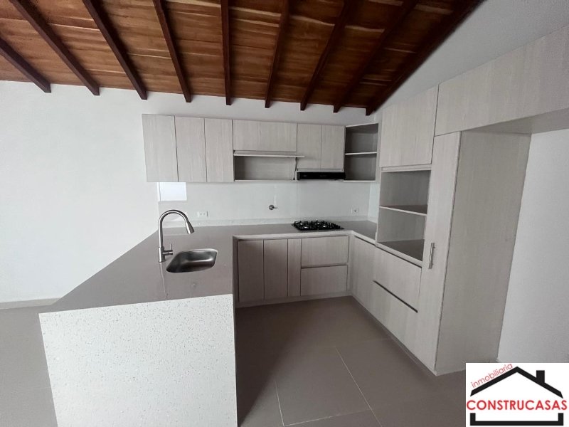 Apartamento en arriendo en La Milagrosa, Medellín · foto 2 de 18