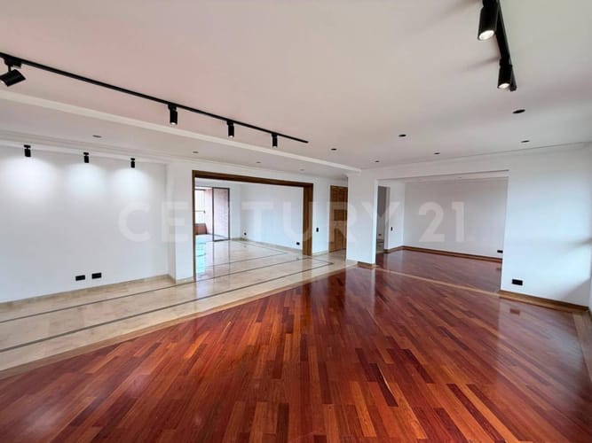 Apartamento de 3 alcobas en arriendo en Los Balsos, Medellín, 214 m² · foto 2 de 19