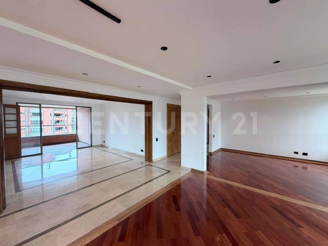 Apartamento de 3 alcobas en arriendo en Los Balsos, Medellín, 214 m² · foto 3 de 19