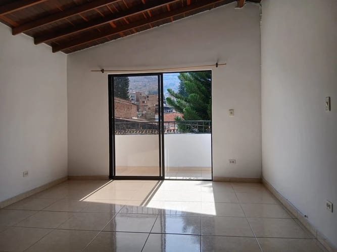 Apartamento de 3 alcobas en arriendo en San Isidro, Medellín, 82 m² · foto 2 de 10