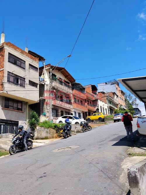 Bodega en arriendo en San Isidro, Medellín, 128 m² · foto 2 de 2