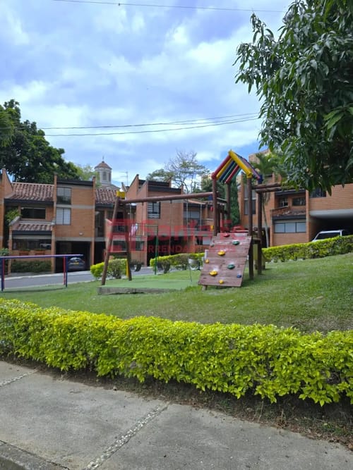 Casa de 5 alcobas en venta en Belén, Medellín, 231 m² · foto 2 de 10