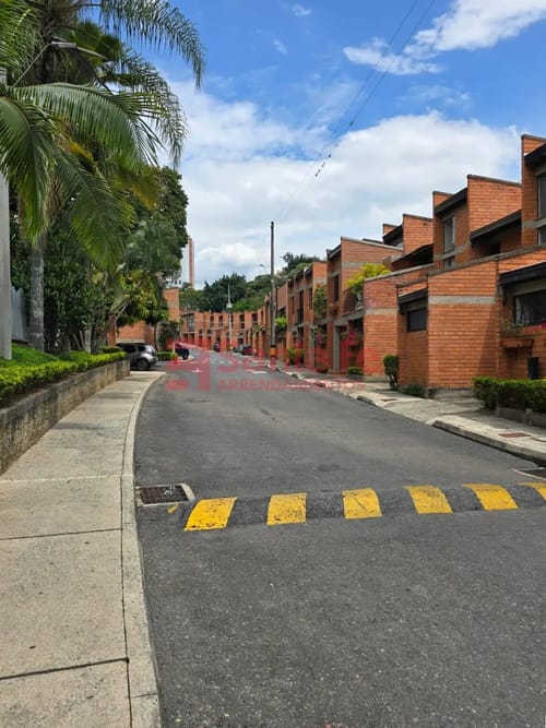 Casa de 5 alcobas en venta en Belén, Medellín, 231 m² · foto 4 de 10
