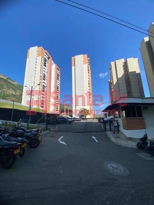 Apartamento de 2 alcobas en venta en Centro, Bello, 51 m² · foto 2 de 10