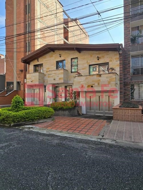 Casa de 5 alcobas en venta en La Castellana, Medellín, 225 m² · foto 2 de 10
