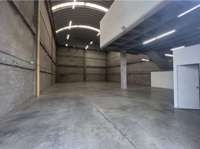 Bodega en arriendo en Monteazul, Sabaneta, 560 m² · foto 2 de 5