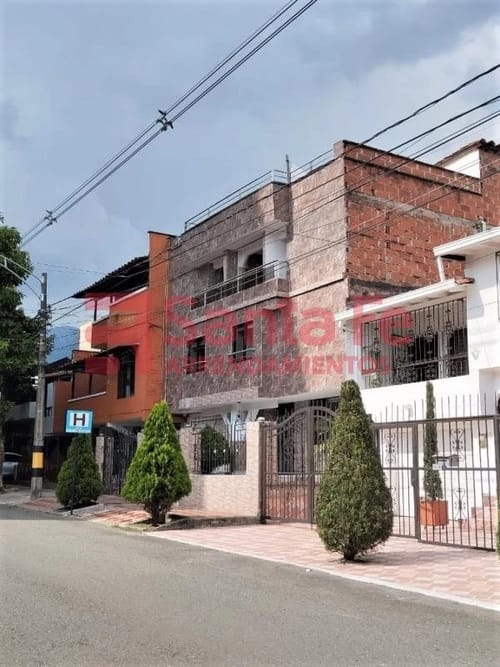 Casa de 11 alcobas en venta en Los Colores, Medellín, 660 m² · foto 2 de 10