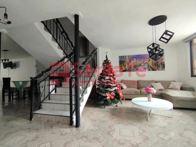 Casa de 11 alcobas en venta en Los Colores, Medellín, 660 m² · foto 3 de 10