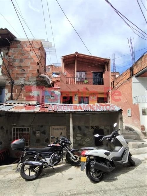 Casa de 6 alcobas en venta en Santa Ines, Medellín, 125 m² · foto 2 de 10
