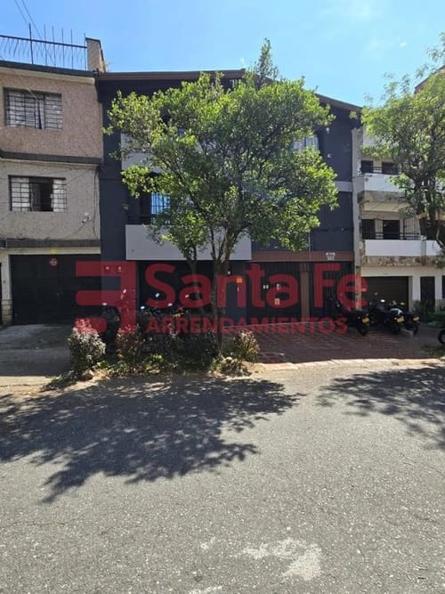 Apartamento de 7 alcobas en venta en Laureles, Medellín, 135 m² · foto 2 de 10